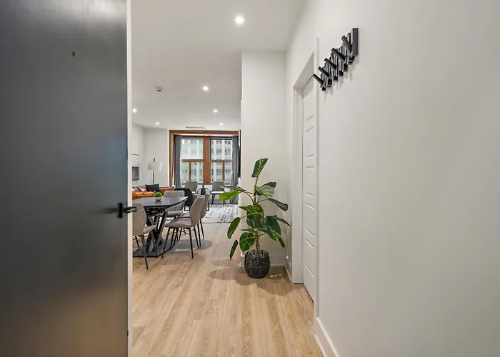 Deluxe Three-Bedroom Apartment