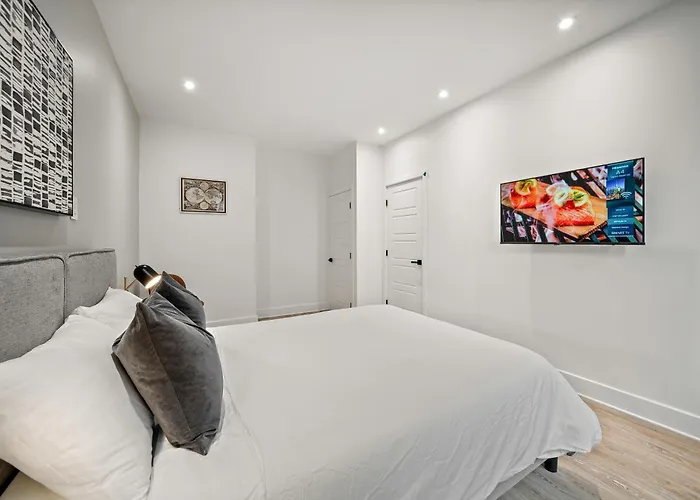 Deluxe Three-Bedroom Apartment